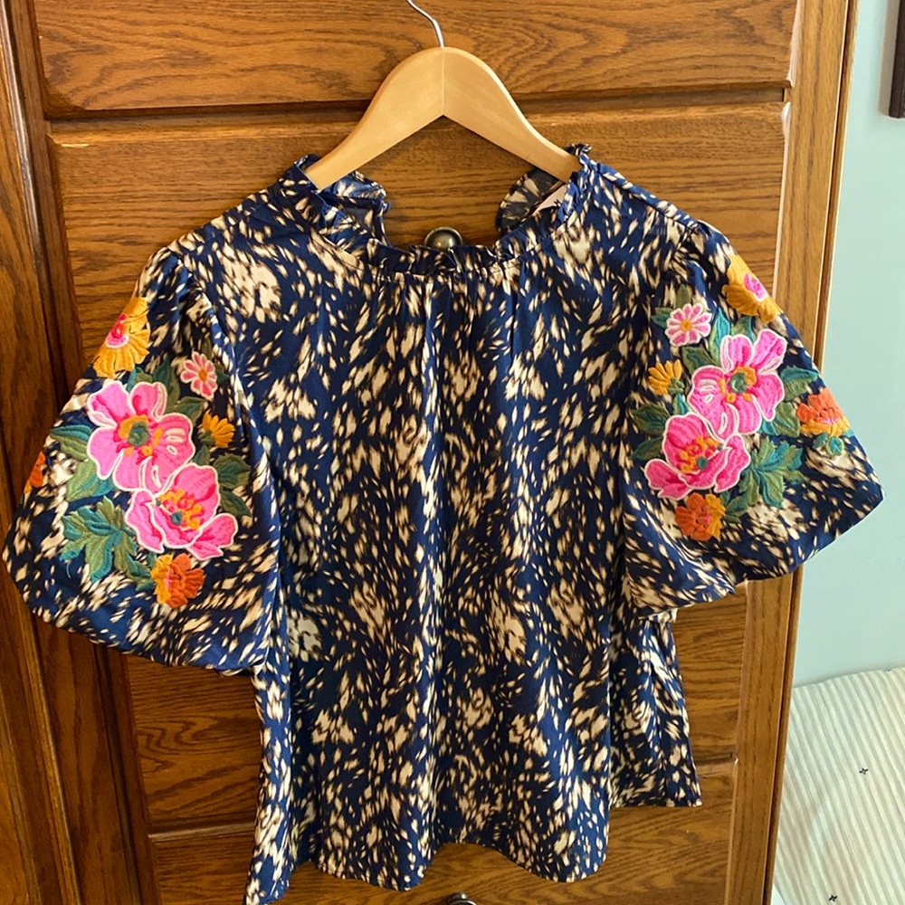 NWT Navy Boutique THML bubble sleeve top size small. Smoke free, pet free.